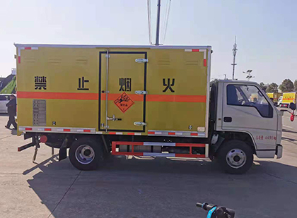 锡林浩特爆破器材运输车工人安全操作规范与智能技术保障